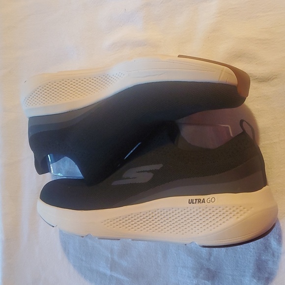 Skechers Ultra GoRun Elevate Air Cooled Black and White Slip-On Sz 9.5 Shoes NWT - Picture 3 of 9
